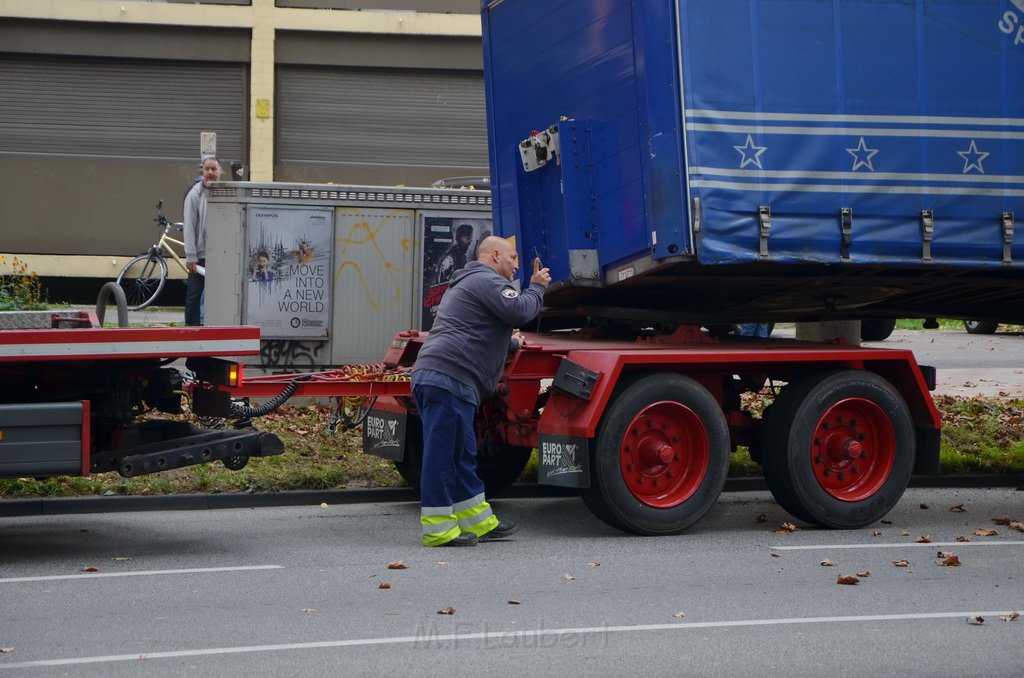 LKW verliert Auflieger Koeln Boltensternstr Pasteurstr P1981.JPG